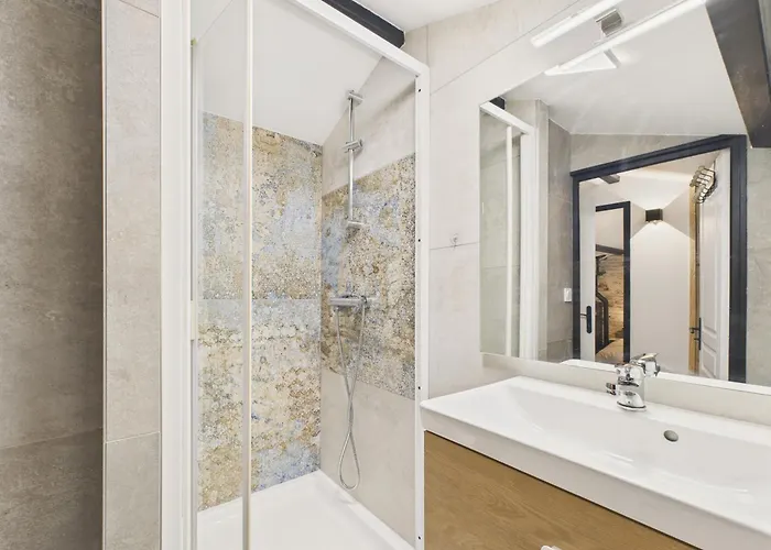 Maison Moderne - Jardin - Pour 8 Adultes 1 Enfant