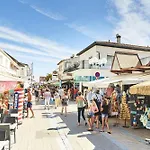 Maison Moderne - Jardin - Pour 8 Adultes 1 Enfant *